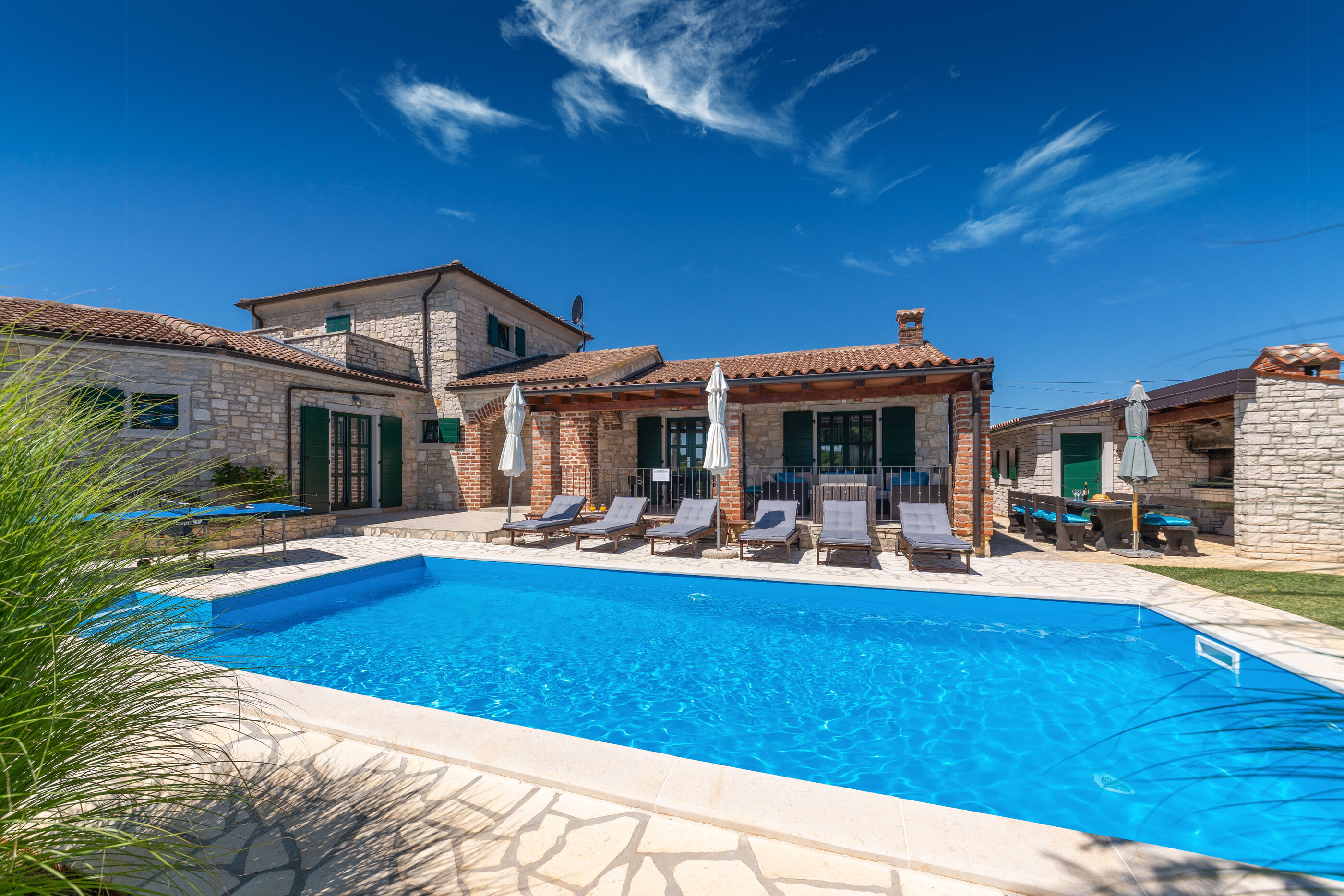 Villa Una u istarskom stilu s bazenom