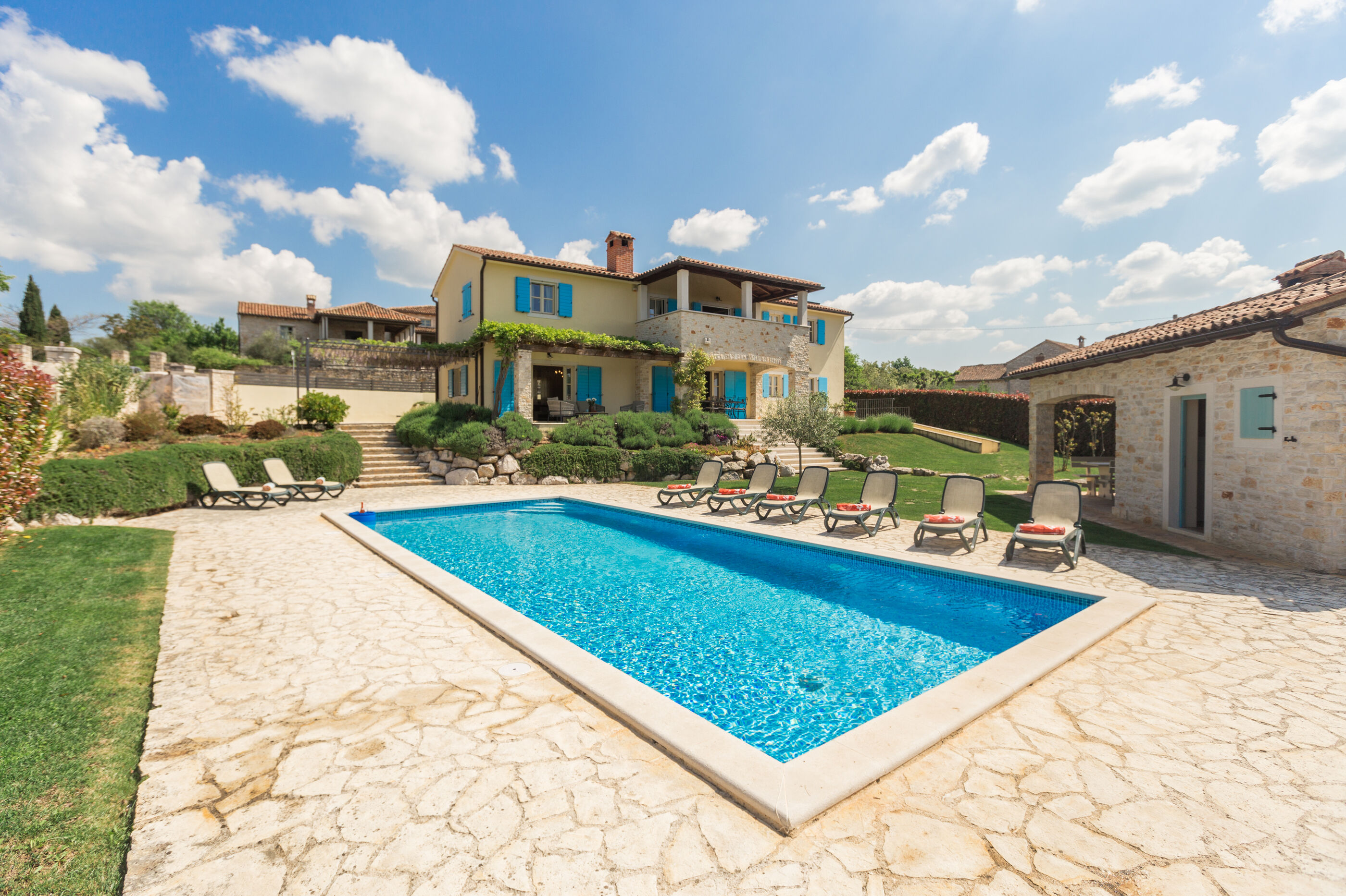 Villa Vista Azzurra s bazenom u zelenoj unutrašnjosti Istre
