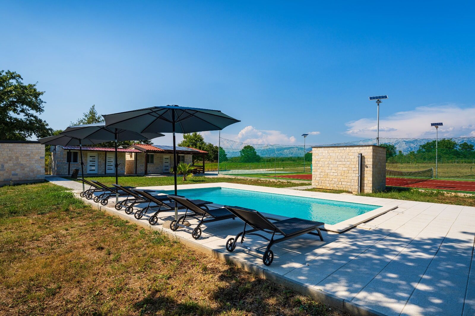 House Relax with pool and private tennis court